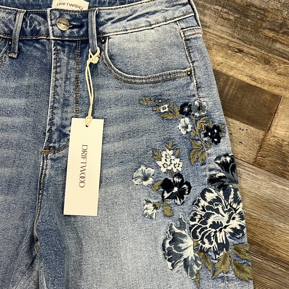 Driftwood Blue Bell Floral Bermuda Shorts Size 25 - Picture 4 of 9